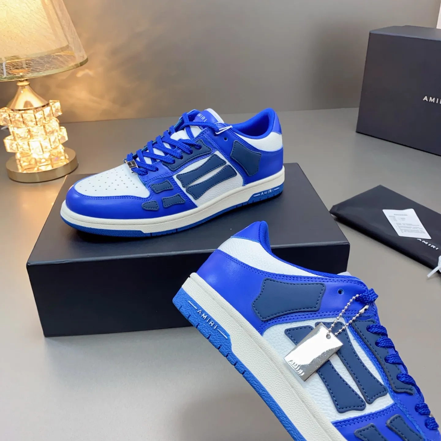 p580🐮🐮AMIRI Couple Style👑 The latest The Pacific Series Couple Style💀🦴Bone Stars Casual Sports Shoes Skateboard Shoes✔️ AMIRI's Pacific shoes are a sneaker that combines luxury and street style. Many celebrities and Internet celebrities have the same style. Its design and workmanship are very exquisite. Made of high-grade cow leather, soft to the touch and highly durable. 💎Fabrics: Original custom imported first-layer cowhide 💎Inner lining: Original customized breathable mesh 💎Foot: Original injection molded one-piece, comfortable, wear-resistant and not tiring for feet 💎Outsole: Original 1:1 molded three-color sole Original outsole 💎Sole thickness: 3CM 💎Size: Female 35-40 Male 39-46 💎Price; Top version 👑Special remarks Remark: (Female size 34 40 . Men's sizes 38 45 46 are customized and cannot be returned or exchanged. Please note when ordering! Thank you🤝🤝